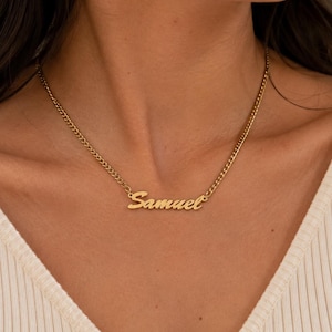 Pu&ograve; includere: Una collana in metallo color oro con un ciondolo a forma di nome in corsivo che riporta la scritta Samuel. Il ciondolo &egrave; fissato a una sottile catena a maglia gourmette che poggia attorno al collo. Il metallo ha una finitura lucida.