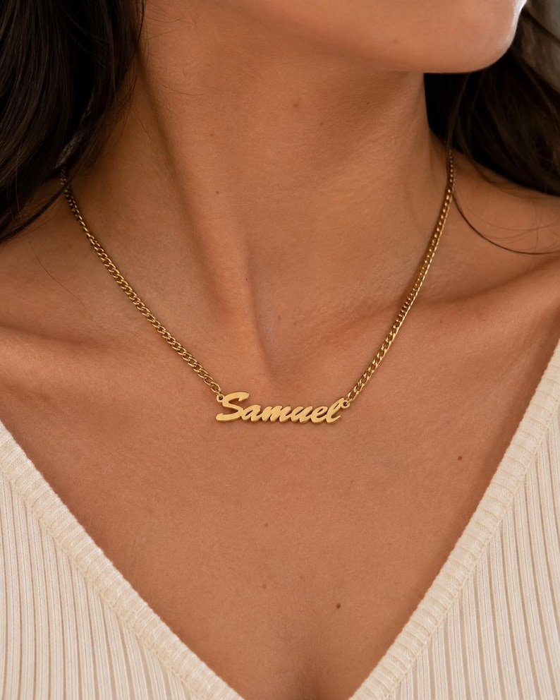 Pu&ograve; includere: Una collana in metallo color oro con un ciondolo a forma di nome in corsivo che riporta la scritta Samuel. Il ciondolo &egrave; fissato a una sottile catena a maglia gourmette che poggia attorno al collo. Il metallo ha una finitura lucida.