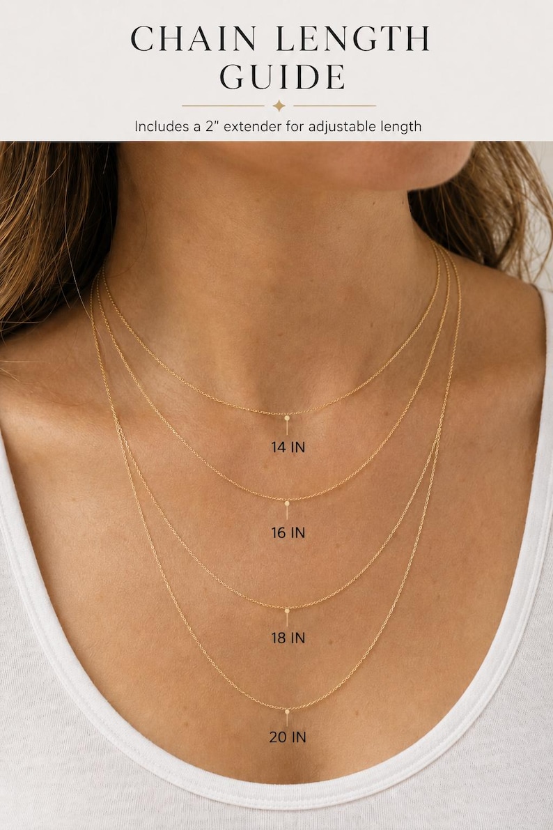 Pu&ograve; includere: Una guida alla lunghezza delle catenine in oro con quattro catene sottili da 14, 16, 18 e 20 pollici. Il testo recita CHAIN LENGTH GUIDE e Includes a 2" extender for adjustable length. Ogni catena ha un piccolo pendente verticale al centro.