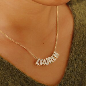 Collar con nombre de burbuja, collar con letras, collar con nombre personalizado, joyería minimalista, joyería resistente al agua, regalo brillante para ella