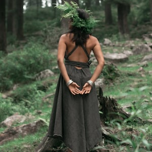 Robe style bohème dos nu confortable élégante forêt libre coton brut naturel Khadi mode durable écologique couleur marron bio robe pour femme