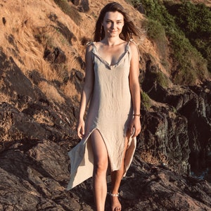 Bequemes Ärmelloses Freesize Natürliche Rohe Baumwolle Khadi Hippie Outfit Beige Farbe Nachhaltige Kleidung Frau Kleid