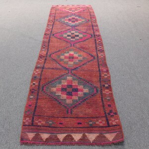 Alfombra turca vintage, alfombra Herki de 2,8 x 10,3 pies, alfombra de lunares rojos y azules.