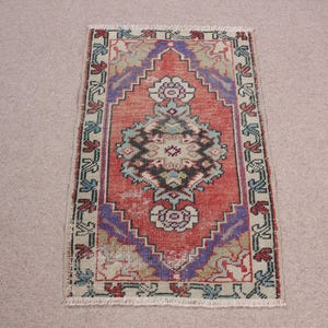 Vintage Turkse deurmat, 2 x 3 ft, levendig rood en blauw, medaillon bloemenpatroon, ingewikkeld randontwerp