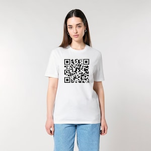 Może przedstawiać: Biała koszulka z czarnym kodem QR nadrukowanym z przodu.