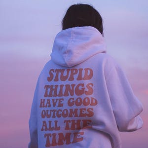 Dumme Dinge haben gute Ergebnisse Hoodie | Trendiger übergroßer Hoodie | Rundhalsausschnitt Hoodie | Grafik Tumblr Hoodie | Y2K Kapuzenpullover