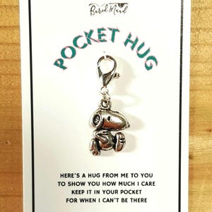 Charm de bolsillo con forma de perro hecho a mano