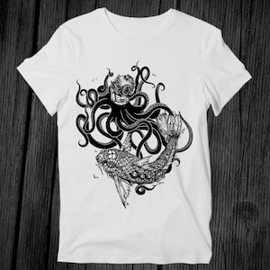 Peut inclure: T-shirt blanc avec un motif noir d'un poulpe portant un casque de plongée et d'un poisson aux écailles détaillées. Le design est une illustration détaillée sur le thème nautique.