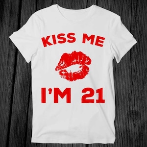 Kiss Me I&#39;m 21 Birthday Humor Night Out Party Celebration T Shirt Unisex Adult Mens Womens Gift Music Fashion Top Vintage Retro Tee G345