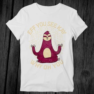 以下が含まれることがあります： 白いTシャツに、ピンクのナマケモノが瞑想している様子が描かれており、その下に「Eff You See Kay Why Oh You」という文字がかすれたフォントで書かれています。