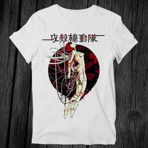 Könnte beinhalten: Weißes T-Shirt mit einem Grafikdruck einer Frau mit mechanischen Gliedmaßen in einem roten Kreis. Der Text "攻殻機動隊" ist über dem Grafikdruck gedruckt.