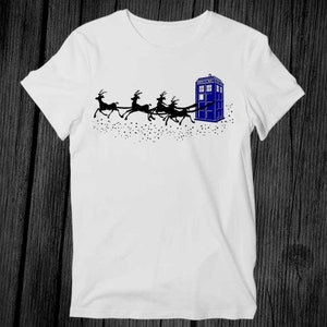 Maglietta unisex per adulti con cabina telefonica della polizia di Natale di Doctor Who, regalo di Natale con cervo volante, maglietta retrò con musica cool G506