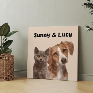 K&ouml;nnte beinhalten: Ein digitales Gem&auml;lde einer grauen Katze und eines braunen und wei&szlig;en Hundes. Die Katze ist links und der Hund rechts. Der Text "Sunny & Lucy" befindet sich oben im Bild.