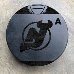 Rondelle de hockey personnalisée gravée au laser des Devils du New Jersey de la LNH avec n'importe quel nom et numéro