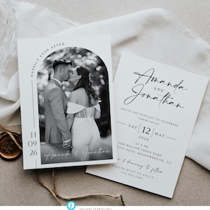 Può includere: Due biglietti d'invito a nozze. Un biglietto presenta una foto in bianco e nero di una coppia che si bacia, con il testo "Happily Ever After" e la data "11 09 26". L'altro biglietto riporta i nomi "Amanda e Jonathan" e i dettagli del matrimonio.