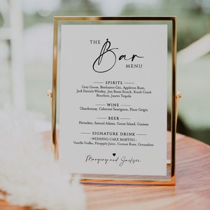 K&ouml;nnte beinhalten: Eine Bar-Men&uuml;karte in einem goldenen Rahmen mit der Aufschrift "The Bar Menu" oben. Die Karte listet Spirituosen, Weine, Biere und einen Signature-Drink auf. Unten steht "Margery and Jackson".