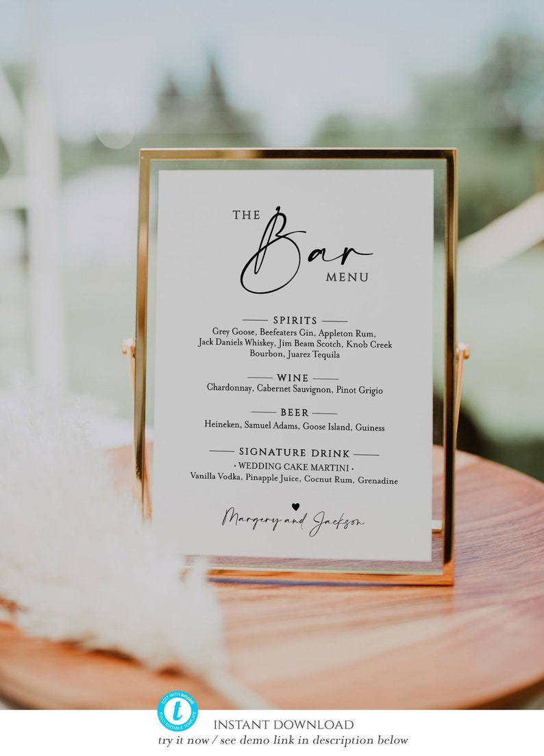 K&ouml;nnte beinhalten: Eine Bar-Men&uuml;karte in einem goldenen Rahmen mit der Aufschrift "The Bar Menu" oben. Die Karte listet Spirituosen, Weine, Biere und einen Signature-Drink auf. Unten steht "Margery and Jackson".