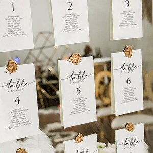 K&ouml;nnte beinhalten: Elegante Tischnummern f&uuml;r Hochzeiten. Jede Karte zeigt ein goldenes Wachssiegel und ein minimalistisches Design mit dem Wort "Tisch" in Schrift und der Tischnummer. Sofortiger Download verf&uuml;gbar.