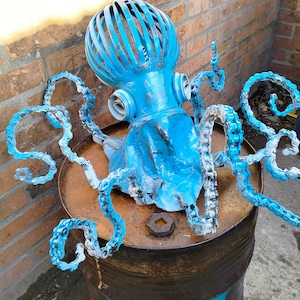 Octopus artwork &quot;Octopus vulgaris&quot; by F-Lor da Fer - Loris Farolfi - recycled iron contemporary art furniture design - scrap metal art