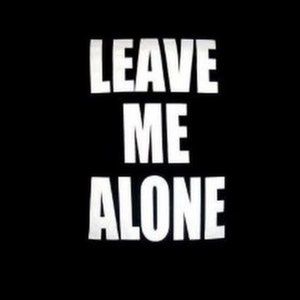 以下が含まれることがあります： 黒い背景に白黒のグラフィックテキストで「Leave Me Alone」と書かれています。