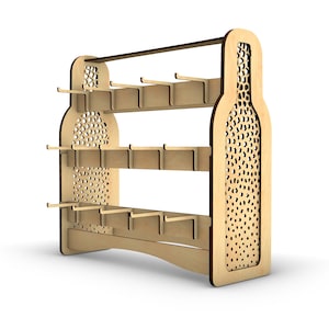 Könnte beinhalten: Ein Flaschen-Präsentationsständer aus Holz mit drei Regalen und einem dekorativen Flaschen-Design. Der Ständer ist aus hellbraunem Holz gefertigt und hat ein Wabenmuster an den Seiten.