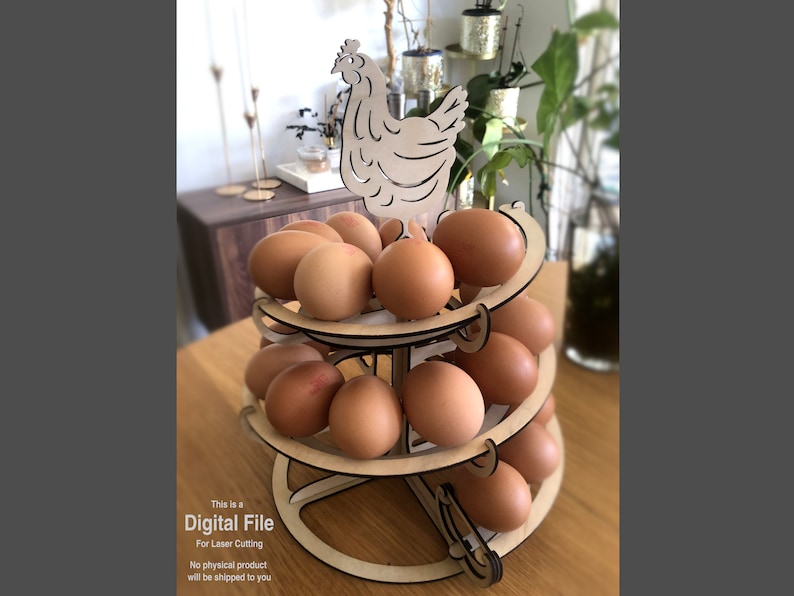 Op de afbeelding: Een houten eierhouder in de vorm van een kip met drie lagen om eieren te houden. De houder is gemaakt van lichtbruin hout en heeft een uitgesneden ontwerp van een kip bovenop. De houder is gevuld met bruine eieren.