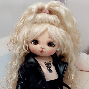 Handgemaakte textielpop, lappenpop, kunsttextielpop, interieurpop, textielpop, kunstpop