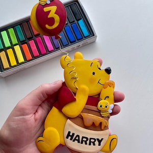 Winnie Pooh Cake Topper – Babyparty oder Geburtstags-Dekoration – Handgemachtes geschichtetes Papier – Individueller Name & Alter – Kein Druck