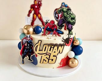 Ensemble de décorations personnalisées pour gâteau d'anniversaire sur le thème des super-héros, avec nom et âge, idéal pour une fête de garçons inspirée des bandes dessinées.