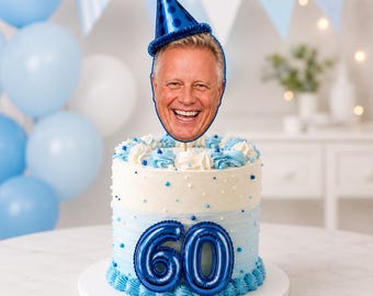 Gâteau d'anniversaire personnalisé pour les 60 ans : figurine bleue avec visage et pendentif chiffre en ballon bleu | Décoration de gâteau photo personnalisée