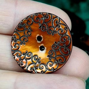 Perlmuttknopf Lasergravierte 2-Loch-dekorativer Knopf, Bouton Perlmutt, natürliche Muschel-Knopf 27 mm Knopf für DIY&Fashion