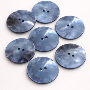 Può includere: Un set di tre tazze in ceramica con finitura opaca e macchiettata. Le tazze sono nei toni del crema, marrone chiaro e marrone scuro. Ogni tazza ha un design semplice e minimalista, perfetto per caffè o tè.