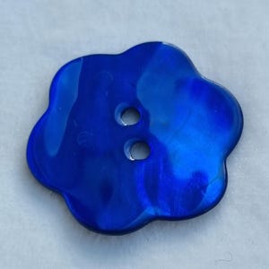 Blue Mother of Pearl Flower Buttons: Lacquered Floral Sewing Embellishments