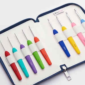 Peut inclure: Un ensemble de 10 crochets à crochet colorés dans un étui à fermeture éclair. Les crochets sont étiquetés avec leur taille en millimètres : 2,00 mm, 2,50 mm, 3,00 mm, 3,50 mm, 4,00 mm, 4,50 mm, 5,00 mm, 5,50 mm, 6,00 mm et 7,00 mm.