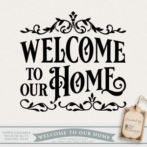 Puede incluir: Diseño gráfico en blanco y negro con las palabras "WELCOME TO OUR HOME" en una fuente decorativa. El diseño incluye elementos florales y es adecuado para archivos digitales.