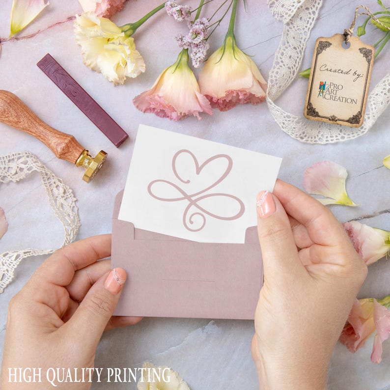 Puede incluir: Un sobre malva contiene una tarjeta con un dise&ntilde;o en forma de coraz&oacute;n. La imagen presenta flores, un sello de cera y una etiqueta que dice "Created by Pro Art Creation". Las palabras "HIGH QUALITY PRINTING" est&aacute;n en la parte inferior.