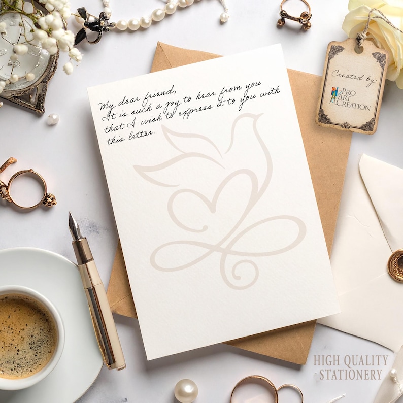 Peut inclure: Un ensemble de papeterie avec une carte cr&egrave;me orn&eacute;e d'un motif de colombe et de c&oelig;ur et d'un texte manuscrit. La carte est pos&eacute;e sur une enveloppe marron, avec une enveloppe blanche et une &eacute;tiquette "Cr&eacute;&eacute; par: Pro Art Creation". Un stylo, du caf&eacute; et des bijoux sont visibles.