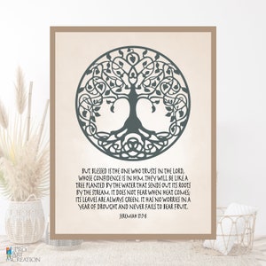 Puede incluir: Un diseño de arte de pared imprimible que presenta un árbol de la vida verde con intrincadas ramas y raíces. El diseño incluye una cita de Jeremías 17:7-8: "Pero bienaventurado el hombre que confía en Jehová, y cuya confianza es Jehová. Será como el árbol plantado junto a las aguas, que extiende sus raíces hacia la corriente; no temerá cuando venga el calor, y su follaje será verde; no se angustiará en el año de sequía, y nunca dejará de dar fruto."