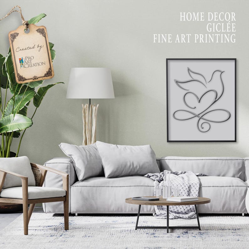 Peut inclure: Int&eacute;rieur de salon avec un canap&eacute; gris, un fauteuil en bois et une table basse ronde. Une &oelig;uvre d'art encadr&eacute;e avec un motif de colombe et de c&oelig;ur est accroch&eacute;e au mur. Le texte "HOME DECOR GICL&Eacute;E FINE ART PRINTING" est visible.
