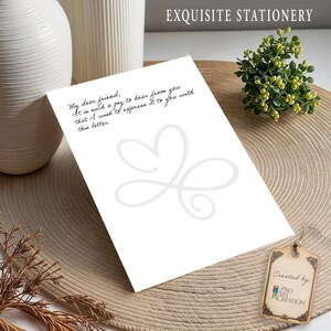 Puede incluir: Papeler&iacute;a blanca con un dise&ntilde;o en forma de coraz&oacute;n y texto manuscrito. El texto dice: "Mi querido amigo, es una alegr&iacute;a saber de ti y deseo expres&aacute;rtelo con esta carta". Las palabras "EXQUISITE STATIONERY" est&aacute;n en la parte superior.