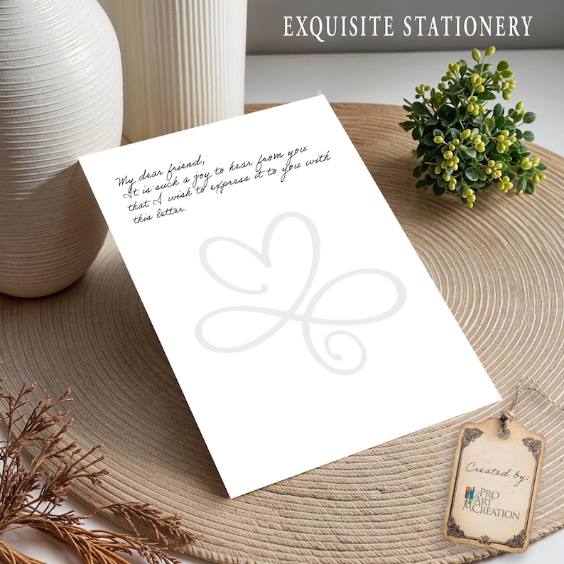 Puede incluir: Papeler&iacute;a blanca con un dise&ntilde;o en forma de coraz&oacute;n y texto manuscrito. El texto dice: "Mi querido amigo, es una alegr&iacute;a saber de ti y deseo expres&aacute;rtelo con esta carta". Las palabras "EXQUISITE STATIONERY" est&aacute;n en la parte superior.