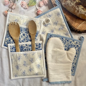 Floral potholder/Trivet set and oven mitt.