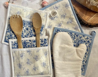 Puede incluir: Dos cucharas de madera con agarraderas de olla de estampado floral azul y blanco y un guante de horno de estampado floral azul y blanco.