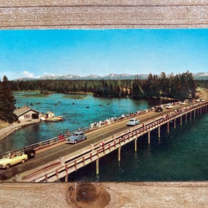 Personnes et voitures sur un pont, carte postale souvenir vintage occasion