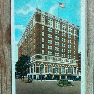 Carte postale souvenir vintage colorée d'art américain The Yorktowne, York, C T