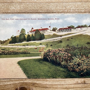 The Old Fort and Marquette Place, Mackinac Island, Michigan, V O Hammon Publishing Co, carte postale ancienne souvenir