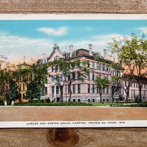 Lawler and Kostka Halls, Campion, Prairie Du Chien, Wisconsin, EC Kropp Co, inutilisée, carte postale souvenir antique