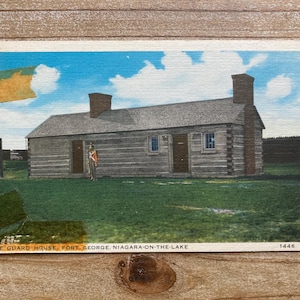 Carte postale souvenir antique The Guard House, Fort George, Niagara On The Lake, Canada