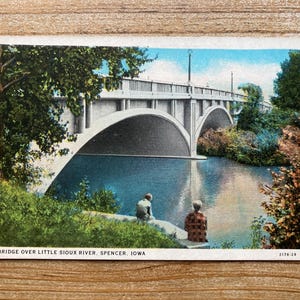 Pont au-dessus de Little Sioux River, Spencer, Iowa, C T Art américain coloré, inutilisé, carte postale souvenir antique