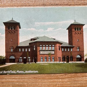 Carte postale East Northfield, Massachusetts, Auditorium, inutilisé, antique souvenir